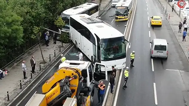 İETT otobüsü ile iki tur otobüsü çarpıştı!