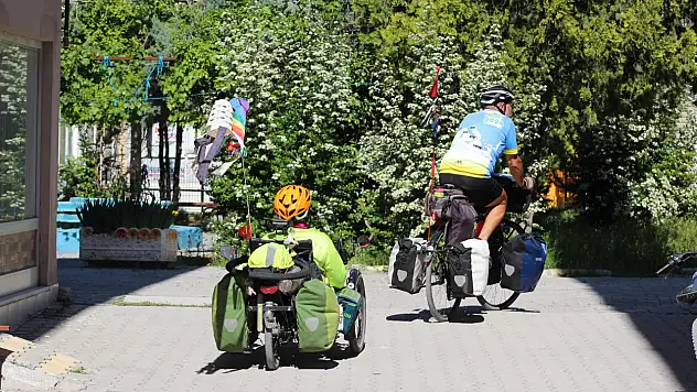 66 yaşındaki Fransız çift 1800 kilometre pedal çevirip Konya'ya ulaştı