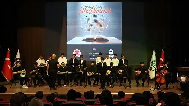 7 Güzel Adam Şiir Dinletisi ile Konyalılar Mest Oldu!