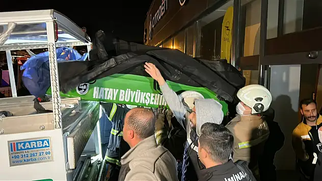 7 katlı apartmanda yangın faciası!  2 kişi yanarak can verdi