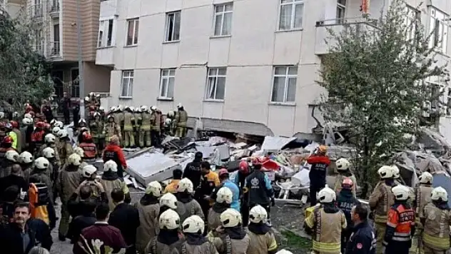 7 katlı binada çöktü: Mahsur kalan 12 kişiden 5'i kurtarıldı