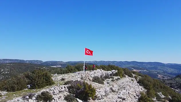 7 tepede, 7 bayrak göndere çekildi