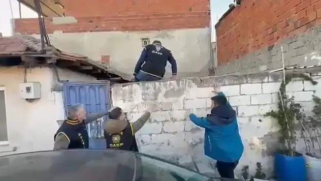 7 yıl önce kayıp olan çocuk harabe evde bulundu
