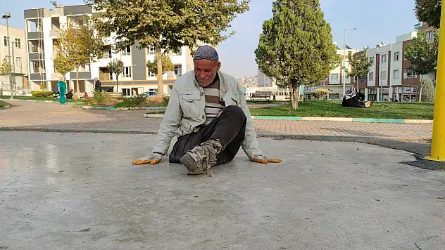 70 yaşındaki engelli vatandaş, zorluklarla mücadele ediyor: Akülü sandalye olmadan her gün yerde sürünüyor!