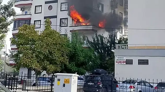 9 katlı binada yangın: Alevler daireyi sardı