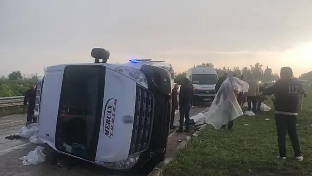 Yolcu minibüsü devrildi