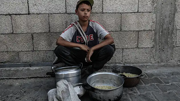 Açlığa direnen Gazze'de yemek dağıtıldı