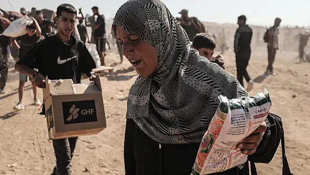 Açlığa mahkum edilen Filistinliler yardım için hayatlarını tehlikeye atıyor