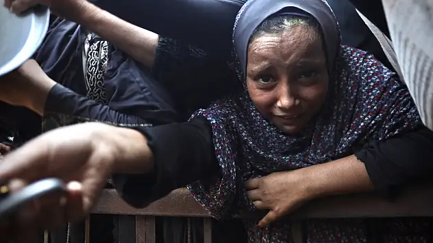 Açlıkla mücadele eden Filistinlilere yemek dağıtıldı