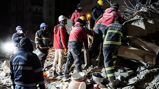 Adana'da arama kurtarma çalışmaları devam ediyor