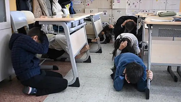 Afetlere karşı okullarda eş zamanlı tatbikat uygulanacak