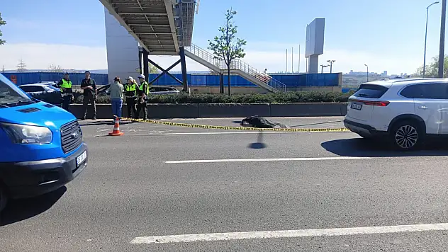 Afiş asarken düştü, otomobilin altında can verdi