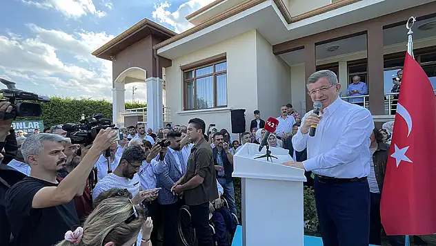 Ahmet Davutoğlu, Konya'da partililerle bayramlaştı