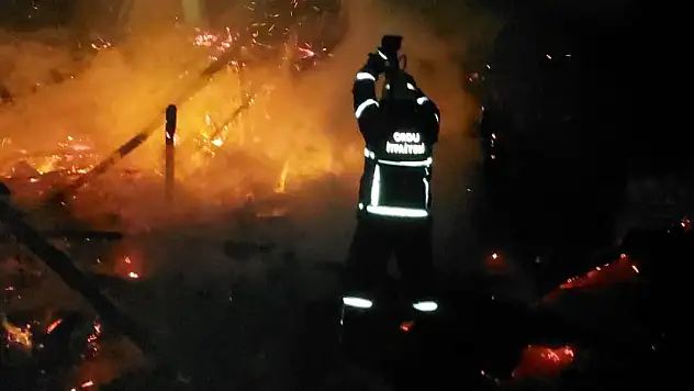 Ahşap ev cayır cayır yandı!