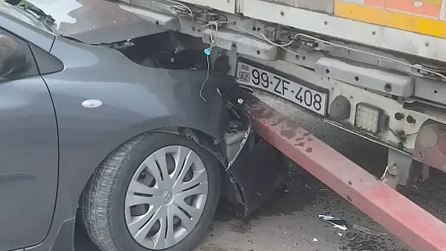 Akaryakıt istasyonuna savrulan otomobil tıra çarptı: 5 yaralı