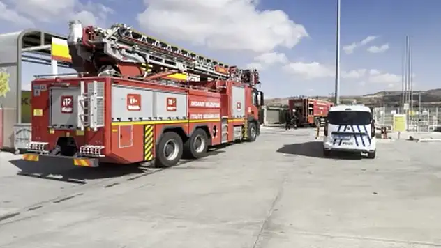 Akaryakıt istasyonundaki yağ deposu alev aldı