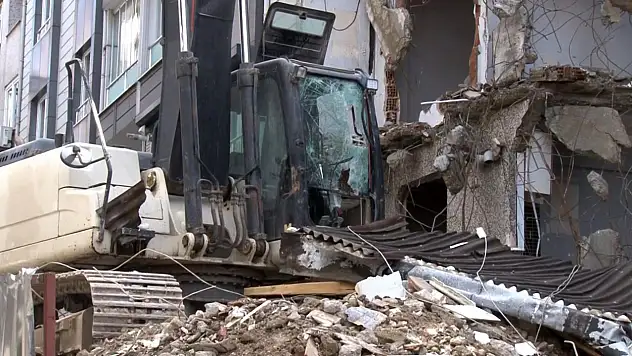 Akılalmaz kaza! Kepçe operatörü ölümden döndü