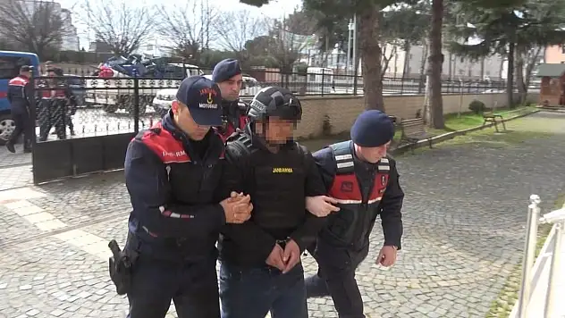 Akrabasını öldürdü, teslim olmaya giderken canlı yayın açtı