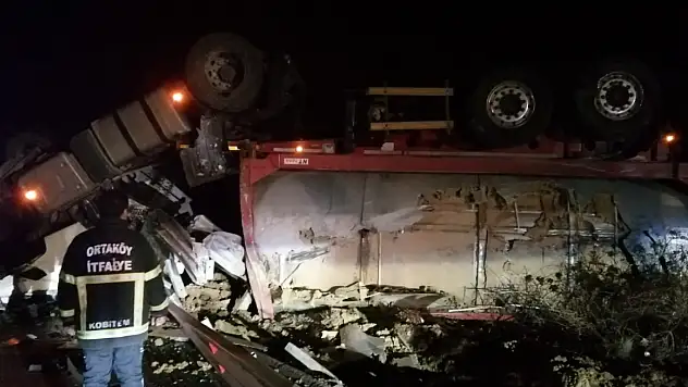 Aksaray'da bariyerlere çarpan tanker devrildi: 1 yaralı