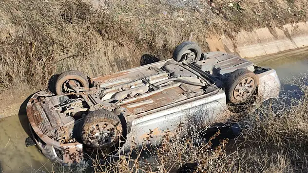 Aksaray'da otomobil kanala uçtu: Baba ve kızı yaralandı