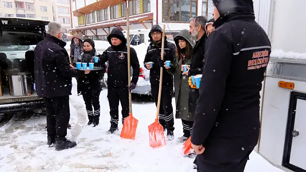 Akşehir Belediyesi'nden karla mücadele ekiplerine salep ikramı