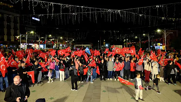 Akşehir'de 102. Yıl coşkusu: Bisiklet korteji, miting ve tiyatro gösterisiyle kutlandı