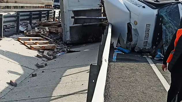 Akşehir'de devrilen tırın sürücüsü yaralandı