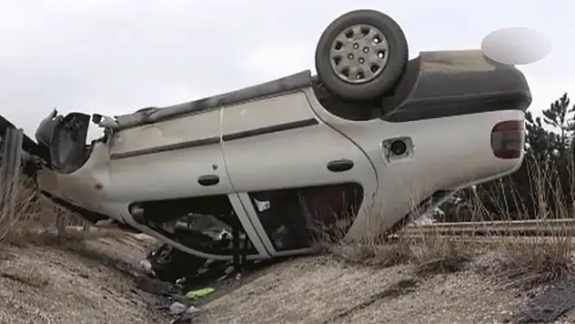 Alev topuna dönen araçtan sağ çıktılar!