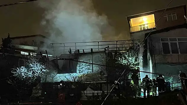 Alevler geceyi aydınlattı: Gecekondu yangınında 6 kişi yaralandı