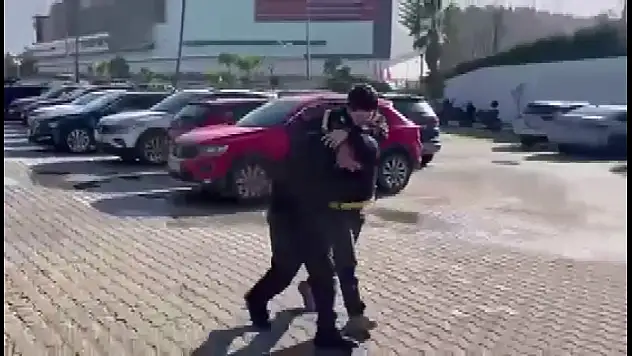 Alışveriş yapıyor gibi davrandı, kabinde tornavidayla yakalandı
