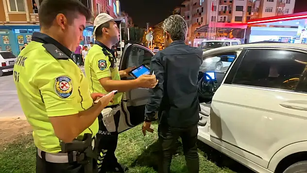 Alkol alıp direksiyona geçen şahıs 'pes' dedirtti: 'Sen benim dert taşım mısın?'