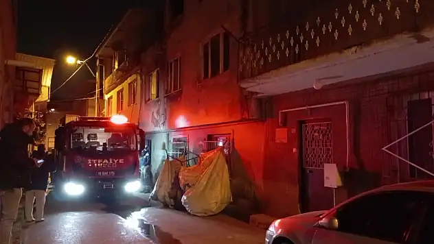 Alkollü şahıs evini yakıp hayatını sonlandırmaya kalkıştı