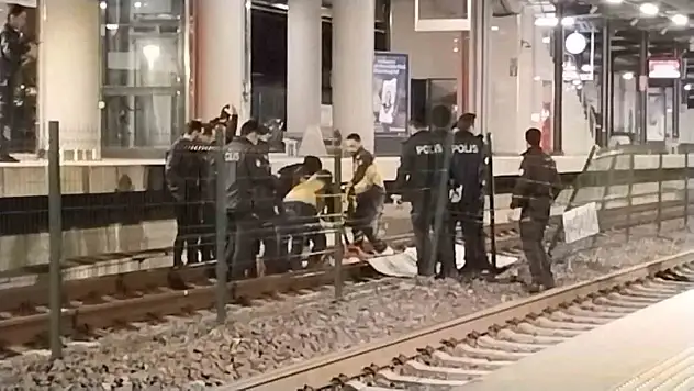 Alkollü şahıs kendini raylara bıraktı