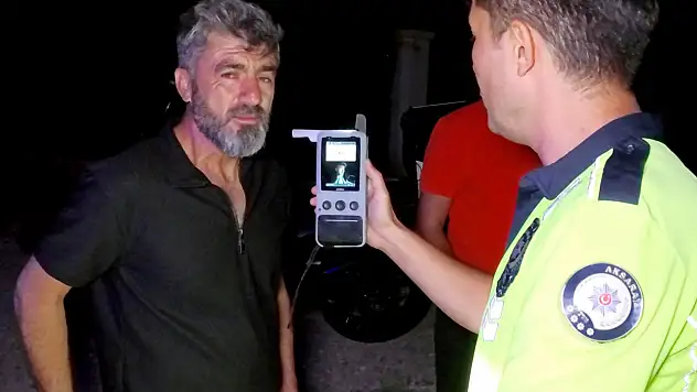 Alkollü sürücü ile vatandaşın 'Sen neden çekiyorsun?' polemiği kamerada