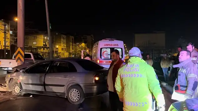 Alkollü sürücü yön tabelası direğine çarptı