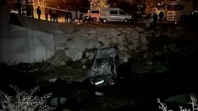 Alkollü sürücünün kullandığı otomobil dereye uçtu: 1 ölü, 1 yaralı
