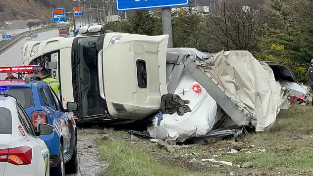 Almanya'dan yola çıkan TIR Türkiye'de devrildi: 1 yaralı