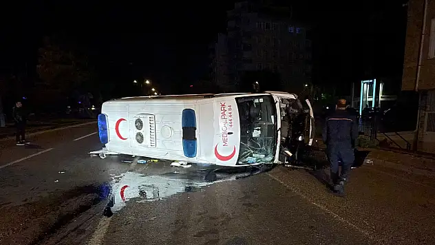 Ambulans ile otomobil çarpıştı: 5 yaralı