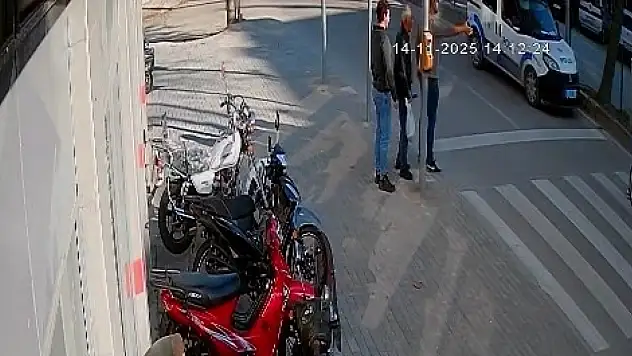 Ambulansa eskortluk eden polis aracı bisikletli çocuğa çarptı