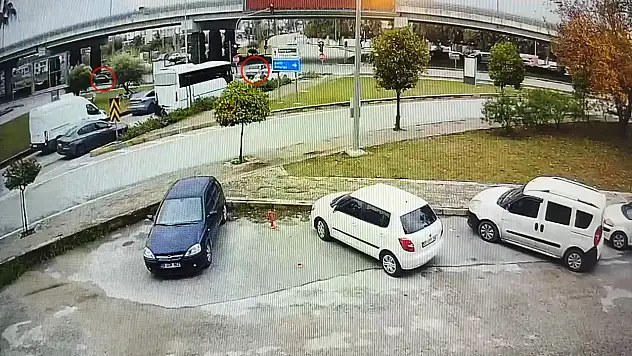 Ambulansa yol verme hamlesi kavşakta kazayla bitti