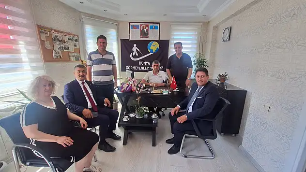 Anahtar Partisi'nden Dünya Görmeyenler Derneği'ne ziyaret