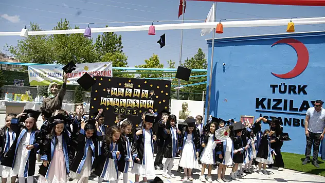 Anaokulu öğrencilerinin kep atma heyecanı