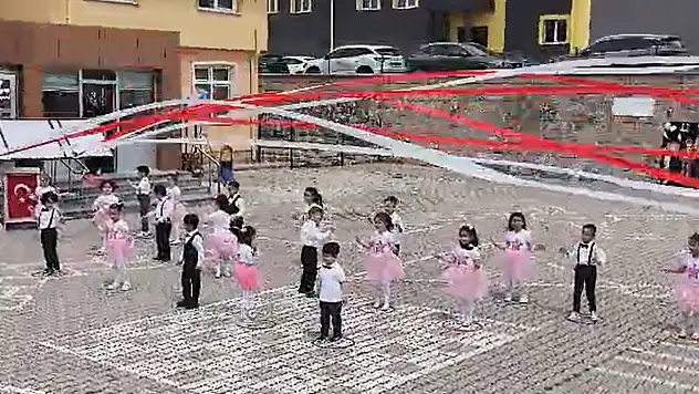 Anaokulunda korku dolu anlar: Tabela öğretmenin üzerine düştü