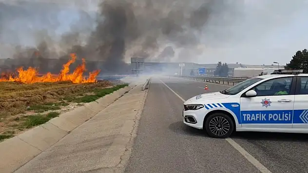 Anız yangını yolu trafiğe kapadı. Trafik kilitlendi
