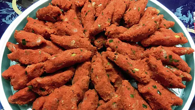 Antepliler mercimek köftesini böyle yapıyor! İçi kıyır kıyır oluyor ve dişe yapışmıyor