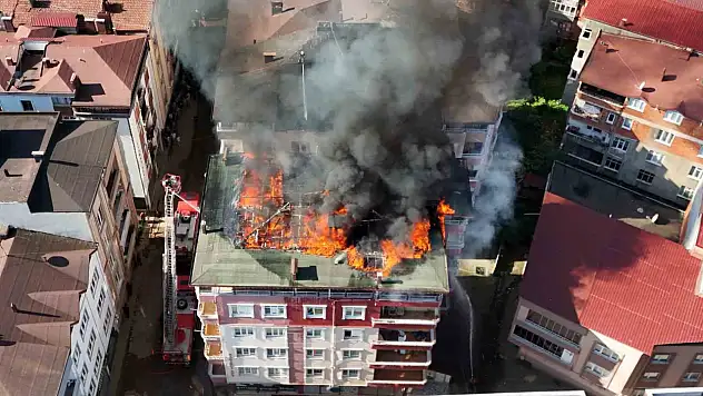 Apartman çatısı tamir sırasında alev aldı