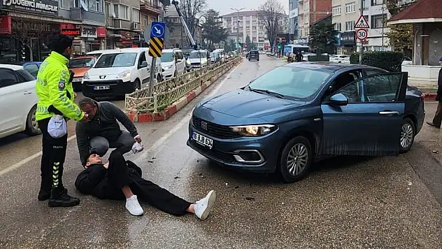 Ara sokaktan çıkan otomobil motosiklete çarptı: 1 yaralı