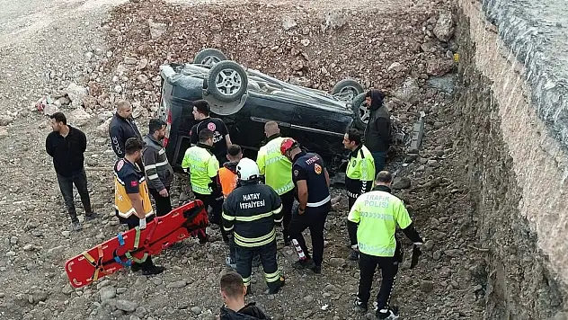 Araç ters döndü, sürücü yaralandı