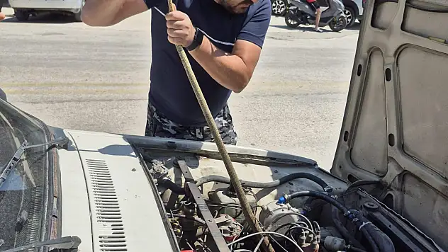 Aracın motoruna giren yılanı böyle çıkardı