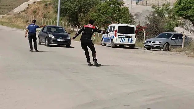 Aracını polislerin üzerine sürdü